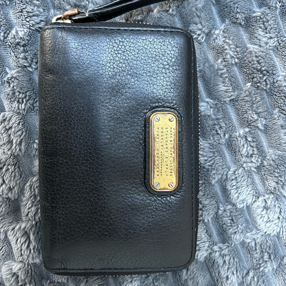 MARC JACOBS Classic Q Wingman Leather Zip Around Wrist Wallet Wristlet